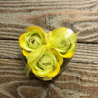 3 boutons de rose jaune