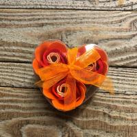 3 boutons de rose orange