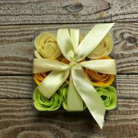 9 boutons de rose jaune et vert