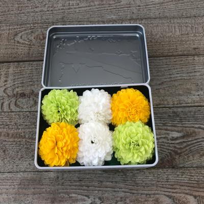 Ensemble fleurs de savon et une jolie petite boite